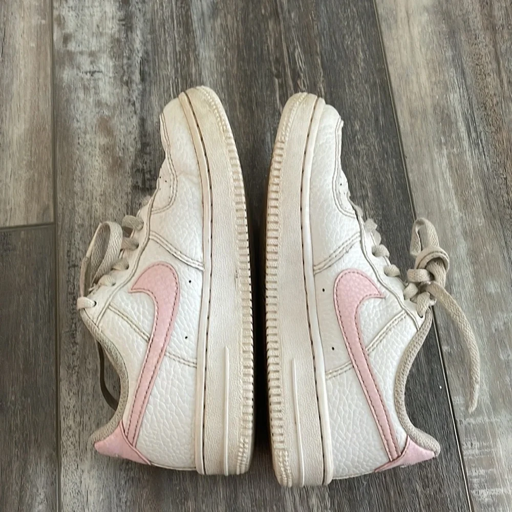 Nike Air Force white and pink